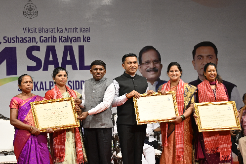 The Chief Minister of Goa Felicitates 3 Women Farmers