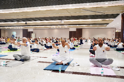 Shri Shivraj Singh Chouhan performs yoga on the occasion of the 11th International Yoga Day