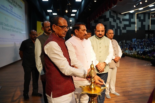 श्री शिवराज सिंह चौहान, केन्द्रीय कृषि एवं किसान कल्याण तथा ग्रामीण विकास मंत्री आज राजमाता विजयाराजे सिंधिया कृषि विश्वविद्यालय सभागार में 64 वीं अखिल भारतीय गेहूं एवं जौ अनुसंधान कार्यकर्ता गोष्ठी का उदघाटन किया