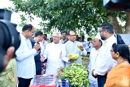 Union Minister for Agriculture and Farmers' Welfare, Shri Shivraj Singh Chouhan interacts with farmers at Narayangaon, Pune, on the sixth day of Viksit Krishi Sankalp Abhiyan