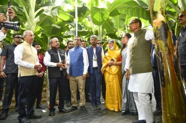 Union Agriculture Minister Shri Shivraj Singh Chouhan Interacts with Banana Growers and Stakeholders at Jalgaon