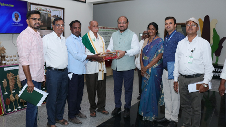 Dr M.L. Jat Honours Progressive Millet Farmer Shri K. Chikkana at ICAR-IIMR, Hyderabad